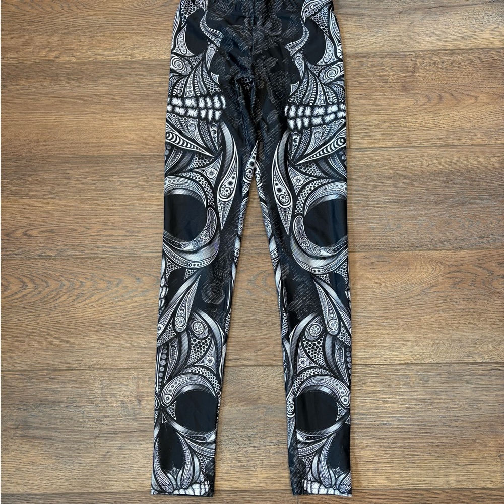GEARBUNCH Skull Print Leggings Black & White Gothic Stretch Pants XS NWOT